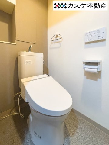 衛生的で快適な温水洗浄便座付トイレ。棚を設置しており、トイレットペーパーなどのストックもスマートに収納可能です。壁紙や床材も一新され、清潔感あふれるプライベート空間になっています。
