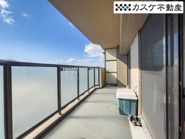 日差しをたっぷり受ける広々としたバルコニー。洗濯物を干すだけでなく、ちょっとしたガーデニングや気分転換のスペースとしても活躍します。目の前を遮る建物がなく、開放的な眺望が広がります。