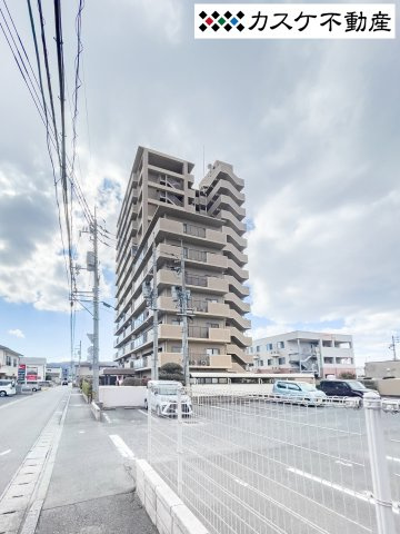 希少な敷地内平面駐車場を完備。機械式のような待ち時間がなく、お出かけや帰宅時もストレスフリーです。ハイルーフ車や大型SUVをお持ちの方も安心して駐車可能。