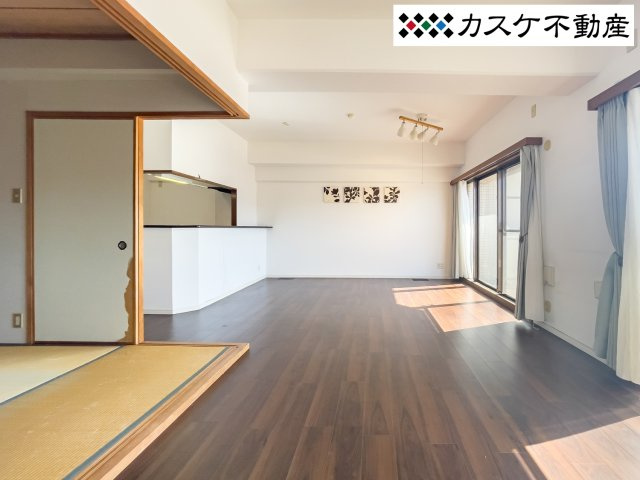 家族が集うLDKは、大きな窓から差し込む光が心地よい開放的な空間。リフォーム後の綺麗な室内で、新しい生活をすぐにスタートできます。