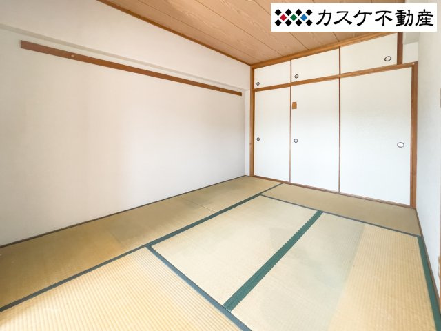 LDKに隣接した和室は、お子様の遊び場や家事スペース、来客時の寝室など多目的に活躍。畳の香りに癒される落ち着いた空間です。襖を開放すれば、LDKと一体化したさらに広い大空間としても活用できます