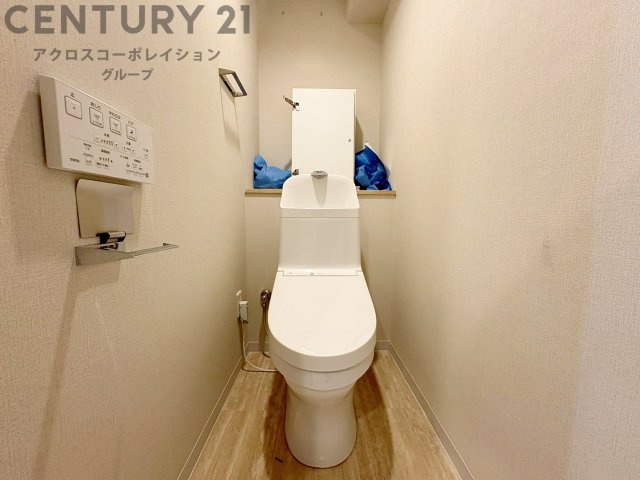 温水洗浄便座付トイレは温水洗浄機能により、暖かい水でおしりを洗浄することができ、冷たい水を使う従来の便座に比べ、温水洗浄機能で暖かいトイレを提供し、快適な使用を可能にします。　