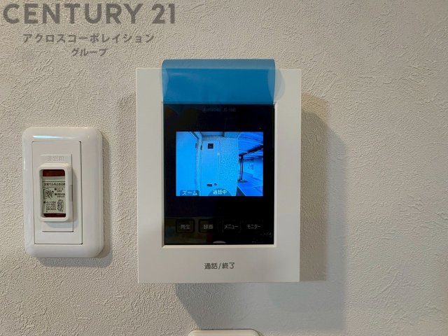 訪問者が来たときにテレビ画面で確認できるため、安心してドアを開けられます。録画機能があるものもあり、留守中に来訪者を記録しておくことができます。利便性が高く、セキュリティ面でも安心です。　