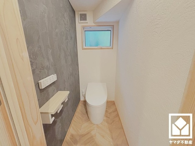 明るく清潔感溢れるトイレです。2連トイレットペーパーホルダーなのでお取替えの手間が軽減できます。