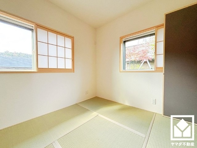 約4.5帖の3階和室です。陽光がたっぷり差し込む洗練された和の空間。温かみのある畳のスッキリとしたデザインが、暮らしを心地よく彩ります。
