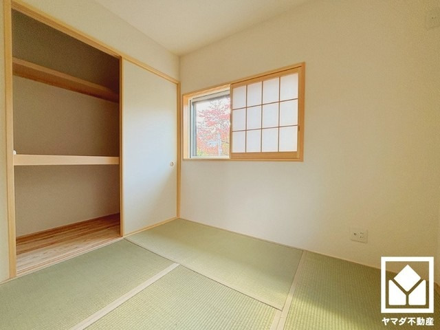 客間にもなる十分な広さの和室です。子どもの遊び場、お昼寝スペース、時には書斎にも。和室があると、暮らしの幅がぐんと広がる。