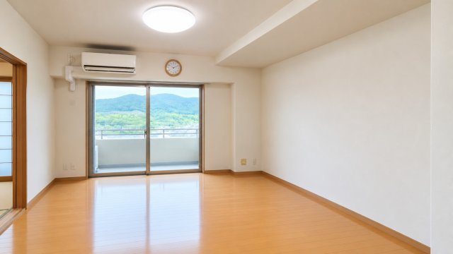 バルコニーに面した大きな窓から光が差し込む明るい10.8帖のLDK。窓の外には山並みを望む開放的な景色が広がります。シンプルな内装で家具の配置もしやすくダイニングとくつろぎのスペースがバランスよいです