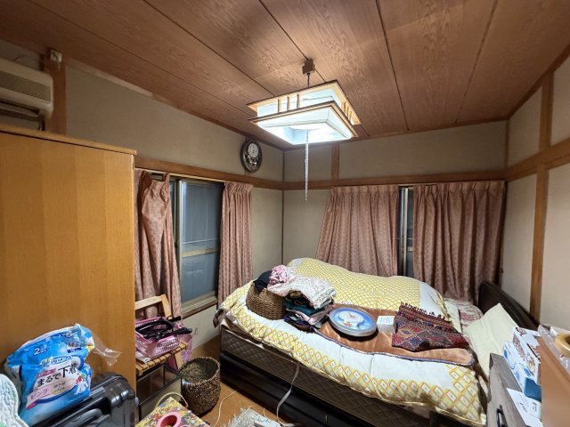 木のぬくもりを感じる天井と、穏やかな光が入る寝室