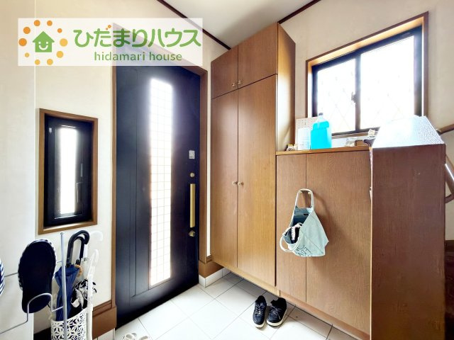 窓が多く明るい玄関はまさにお家の顔！