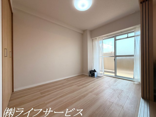 バルコニー側洋室4.9帖／東南向きのバルコニーに面した陽当り良好のお部屋です！クローゼットあり！