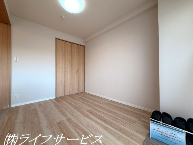バルコニー側洋室4.9帖／東南向きのバルコニーに面した陽当り良好のお部屋です！クローゼットあり！