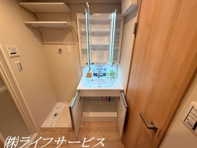 三面鏡シャワー付洗面化粧台