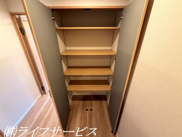 廊下に収納2カ所あり