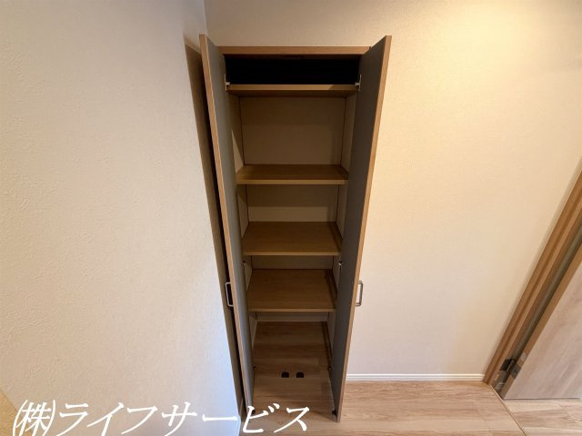 廊下に収納2カ所あり