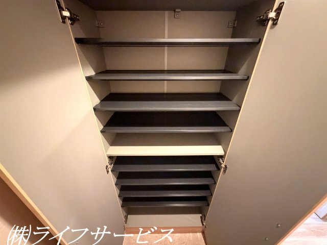 玄関／天井高のシューズボックス有