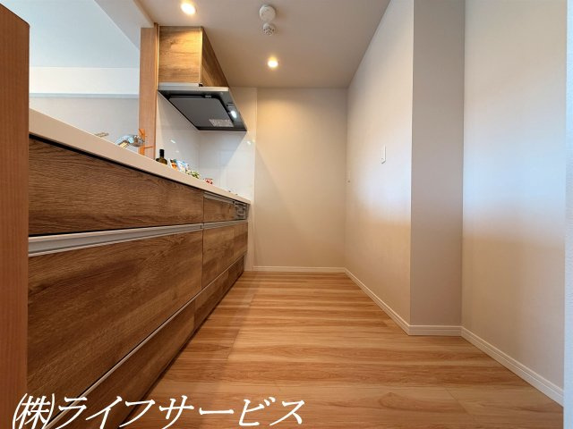 システムキッチン／浄水器付、3口ガスコンロのオープンキッチン！