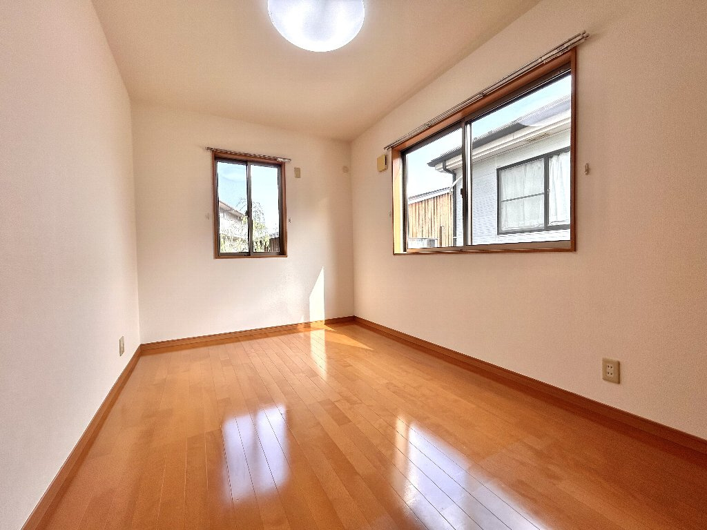 2F南東側洋室でございます。　各部屋の使用感が少なく、大変綺麗です。
