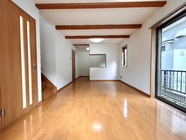 約14.9帖のLDKでございます。　天井のデザインが効いた素敵な空間でございます。