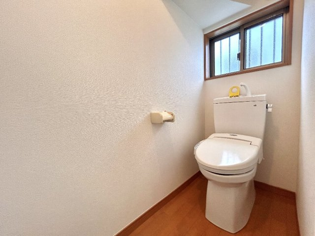 トイレにはウォシュレットが設置済みです。　綺麗に使用されています。