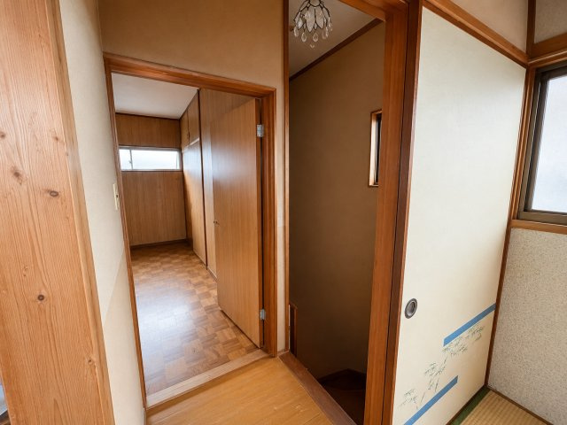階段を上がると和室や洋室へアクセスしやすい動線が確保されておりご家族それぞれのプライベート空間をスムーズに行き来できます。窓から自然光を取り込めるため閉塞感が少なく住まい全体にゆとりを感じられる空間。