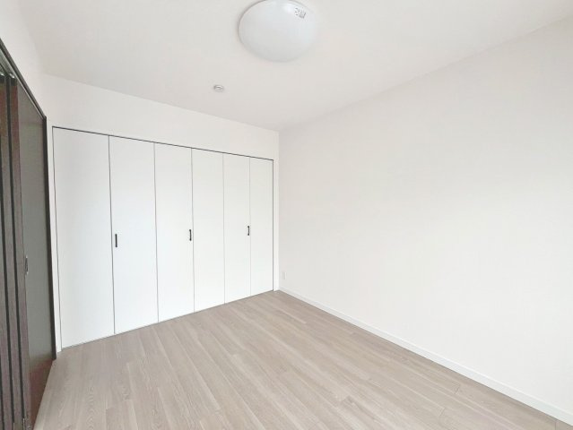 落ち着いた色調の洋室です