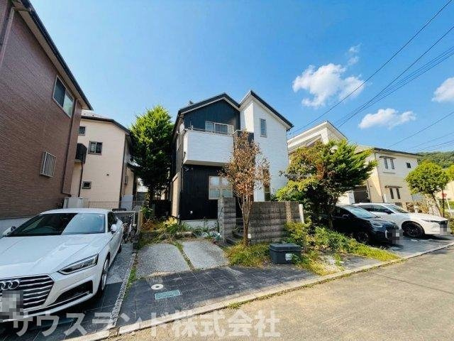 青空が広がる静かな住宅街に位置する、2階建ての一軒家です。周囲は落ち着いた環境で、小さなお子様がいるご家庭でも安心して暮らせます。自然光が差し込む明るいお家で、毎日の生活が心地よく送れます。