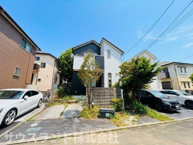 白を基調としたシンプルでモダンなデザインの外観は、清潔感があります。飽きのこないデザインで、長く愛着を持って住み続けられます。前面道路も広く、車の出し入れもストレスなく行えます。