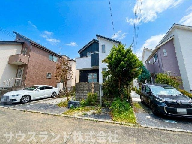 玄関横にカースペースがあり、重い荷物を持っての帰宅時も移動が短く楽々です。また、自転車やベビーカーを置くスペースとしても活用できます。毎日のちょっとした不便を解消してくれる設計です。