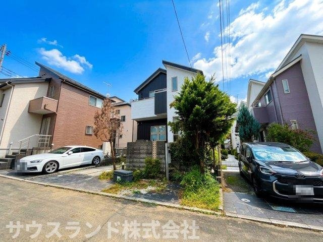 外観のアクセントとなる黒い植栽が、お家の印象を引き締めています。周囲の街並みにも溶け込む、落ち着いたデザインです。季節の移ろいを感じながら、穏やかに暮らせる住環境が整っています。