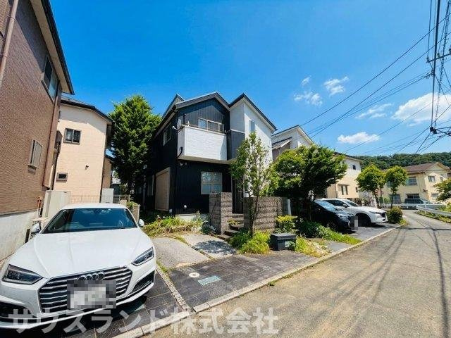 メンテナンスもしやすい、しっかりとした造りの外観です。長く安心して住み続けられる、品質の高いお住まい。将来を見据えた、家族全員にとって快適な生活の基盤となる一軒家です。