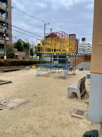 すぐに様子を見に行ける敷地内に遊具スペースがあります。マンション内のお子さん同士の交流も生まれそう。