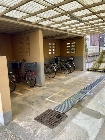 雨風にさらされにくい屋根付きの駐輪場。