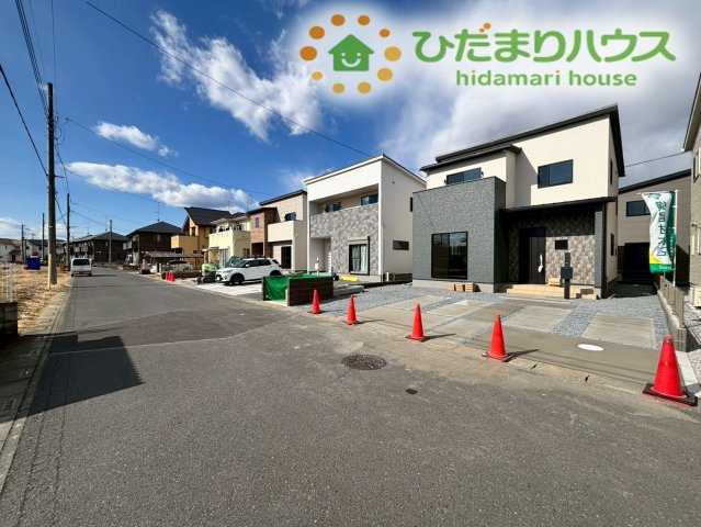 物件の前面道路は平坦で、見通しが良く車の出し入れが非常にしやすい環境です！前面道路幅も6ｍとゆとりがあり、駐車が苦手な方でも安心ですね！