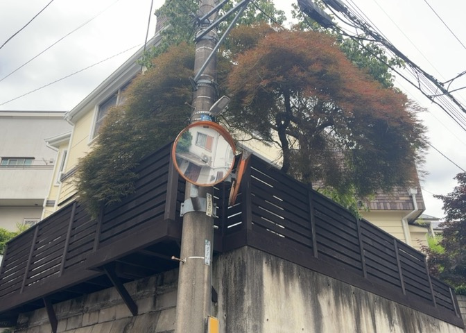 木造住宅とは土台、壁、柱など建築物の強度を支える構造体の材に木が使用されている構造を指します。構造体は建物の自重を支えるだけではなく風圧や水圧、積裁荷重などあらゆる衝撃に耐えるための基礎です。