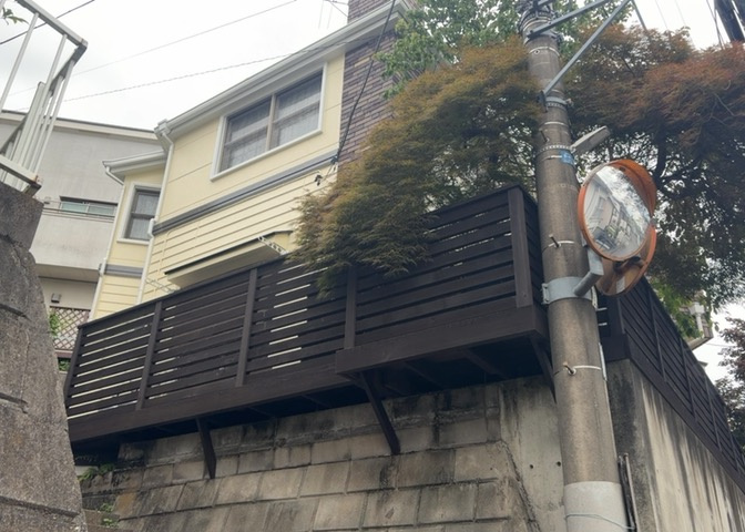 建物の基礎工事の方法は、主流となっているベタ基礎（防湿基礎）と布基礎の2種類に分類され、床下の通気性や耐久性などに違いがあります。建物の基礎部分の構造や付帯設備など詳細については現地でご確認ください。