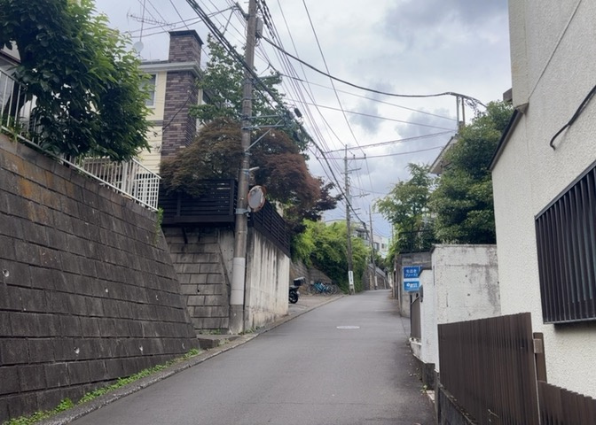 南側道路の場合は長い時間光を入れ込むことができるため、庭やリビングを道路側に持ってくることが多く土地価格も高い傾向にあります。一方北側道路だとリビングや庭が南側になりプライバシーを守ることができます。