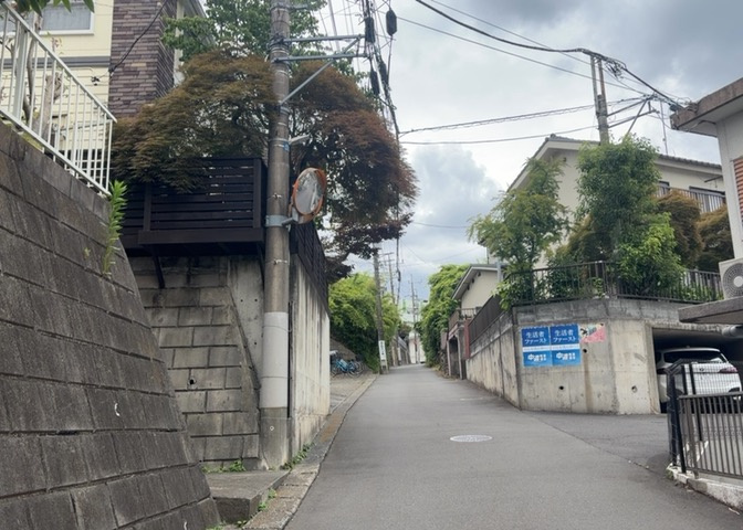 東側道路の場合は居室を南向きに設計しやすいため、朝日が入りやすいというメリットがあります。一方、西側道路も東側同様に居室を南向きに設計しやすいのですが、住宅地だと朝日が入りにくいという弱点があります。
