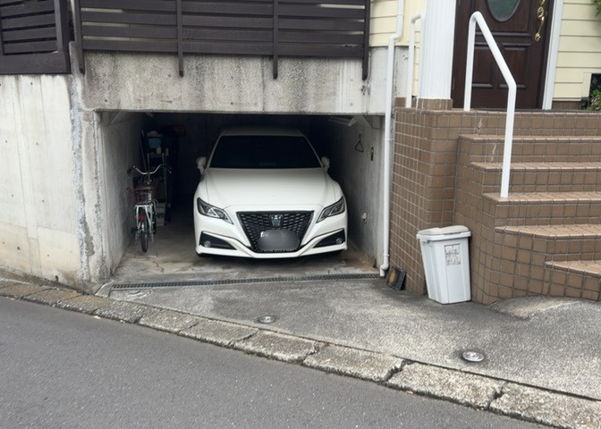 車一台あたりに必要なスペースは、標準サイズの普通自動車で横幅2m50cm、長さ5mは必要になります。ただし、乗降のことも考慮して横幅3m30cm、長さ5m50cmほどは確保できるところを選びましょう。