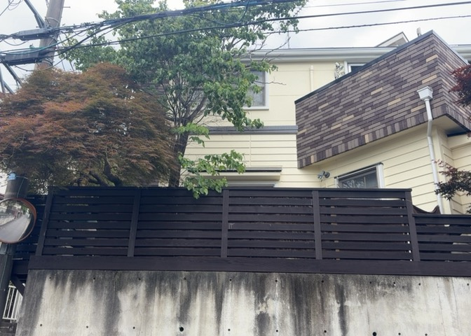 庭のある家に住むことのメリットとして、子どもたちの遊び場を確保できること、ガーデニングや家庭菜園を楽しめること、明るさを確保できることがあります。また、配置を工夫することでプライバシーが確保できます。
