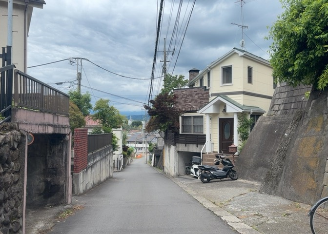 住宅用の土地では前面道路に2m以上接していなければならないと法律で定められています。しかし、お持ちの車のサイズやライフスタイルなどにより、2mでは利便が悪い場合もございますので、事前に確認しましょう。