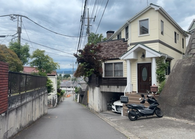 道幅が広い場所は日当たりや風通が良好です。幅が広いのですれ違いも可能ですし大きな車でも駐車可能！一方で、大型車が通ることも多くなるため交通量の増加により騒音に繋がります。また土地の値段が高くなります。