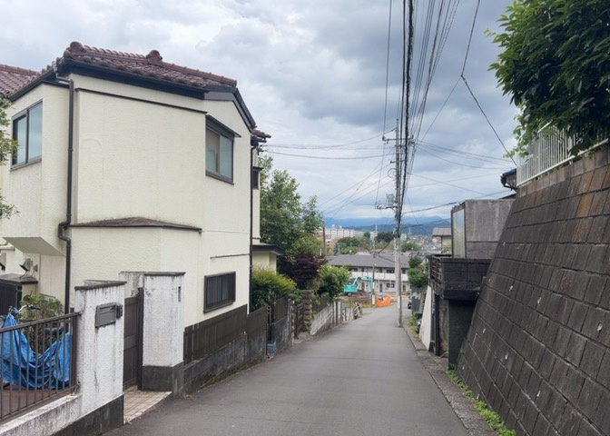 桜や紅葉の名所に出かける人は多いと思いますが、家にいながら季節の移ろいを感じる生活を送りませんか？リビングや窓から見える景色が生活を彩るワンポイントに！現地から見える景色を堪能してみては如何でしょう。