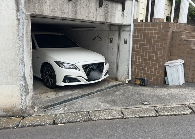 駐車場と明記されていても、最小スペースでつくられた駐車場だと大型車は駐車できなかったり、出入りしにくくなったりする可能性があります。お車のサイズと購入したい物件の駐車場のサイズを現地で確認しましょう。