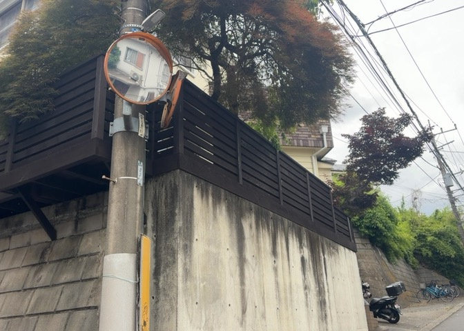 庭があることでガーデニングや家庭菜園はもちろん、こどもの遊び場やペットを放して遊ぶことができます。また、家の周囲に余裕があるということです。隣地との間があれば、十分な日当たりと、風通しが確保できます。