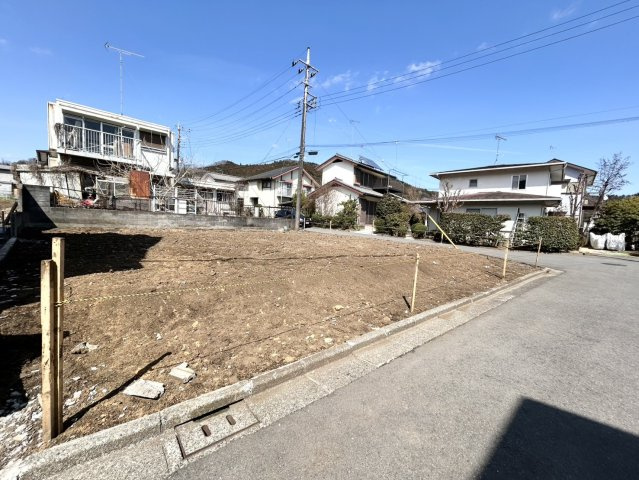 現地に行くなら、物件の周囲の地形がどうなっているかを見ることも大切です。周辺より低くなっている土地では、大雨などで水が集まりやすいため、地盤が弱くなっているということも考えられるため、注意が必要です。