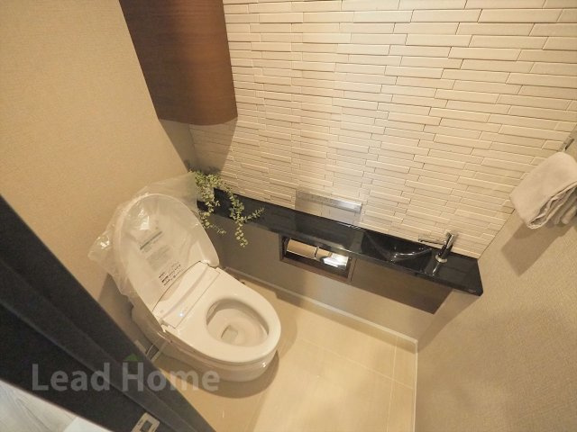壁面アクセントタイルが上品なアクセントのトイレです！手洗い器や手すりも付いており快適に使えます！
