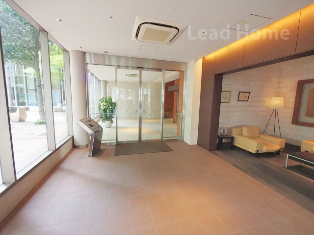 開放的な大きなガラス窓から光が差し込むエントランスです！管理体制も行き届いており気持ちよく帰宅できます！