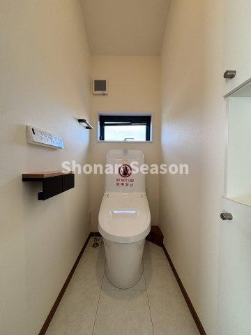 温かな便座で、オールシーズン快適な「温水洗浄便座」を搭載！カバー要らずでお掃除も楽々◎