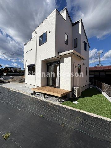 ウッドデッキやお庭スペース付◎おうち時間も満喫できるお住まいです。