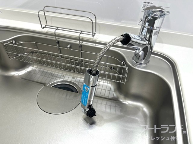 【新設のシャワー水栓】浄水器一体型で、調理にもそのまま安心して使えて便利